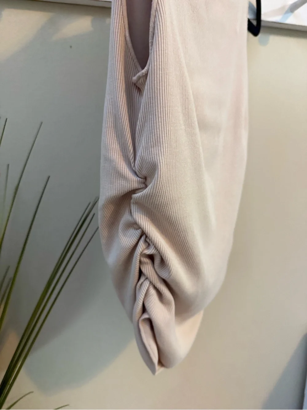 ALO Yoga En Point Ribbed Cream Tank Top Small 4 6 shirt Tan  EUC Built in Bra